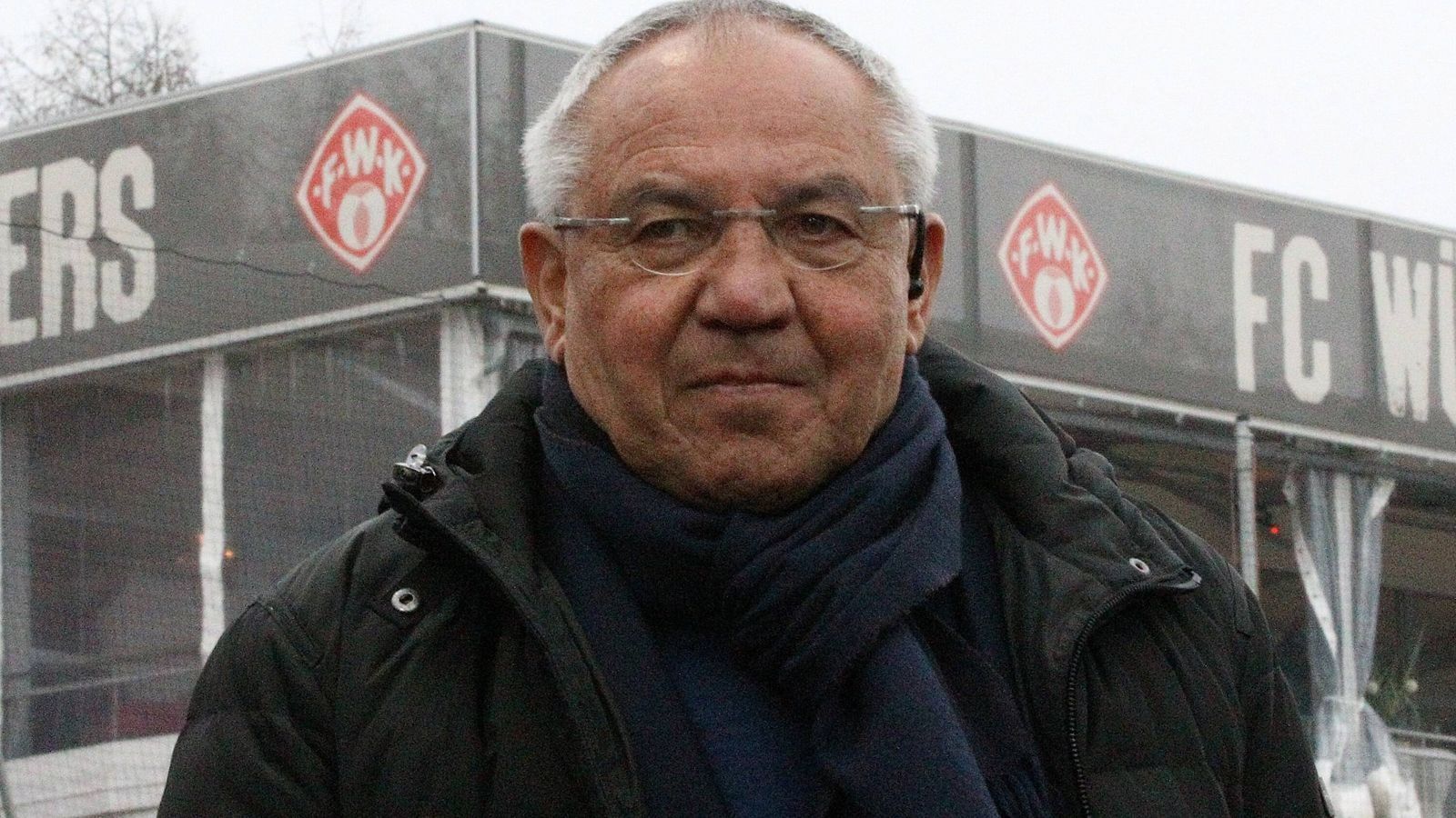 
                <strong>Magath-Würze in Würzburg</strong><br>
                Im Januar 2020 erhielt Magath eine Anstellung bei der fränkischen Onlinedruckerei Flyeralarm und sollte als Berater der Würzburger Kickers dienen. Unter Magath gelang Coach Michael Schiele der sensationelle Aufstieg in die 2. Bundesliga. Doch nach zwei Spieltagen in der neuen Saison wurde der "Vater des Aufstiegs" (so Magath) Schiele direkt entlassen. Wenige Wochen zuvor bemängelte Magath öffentlich den "fehlenden Respekt der Vereine und Medien im Umgang mit Trainern". Magath holte daraufhin Marco Antwerpen als Kickers-Coach. Nach einer 1:4-Pleite gegen Heidenheim wackelte Antwerpen, doch "Quälix" sagte öffentlich, dass Antwerpen "selbstverständlich in Ruhe weiterarbeiten kann". Drei Tage später, ohne das ein Spiel zwischen lag, wurde Antwerpen entlassen. Mit dem Zusatz: "Er kann ja jetzt in Ruhe weiterarbeiten. Nur woanders. Wo ist das Problem?"
              