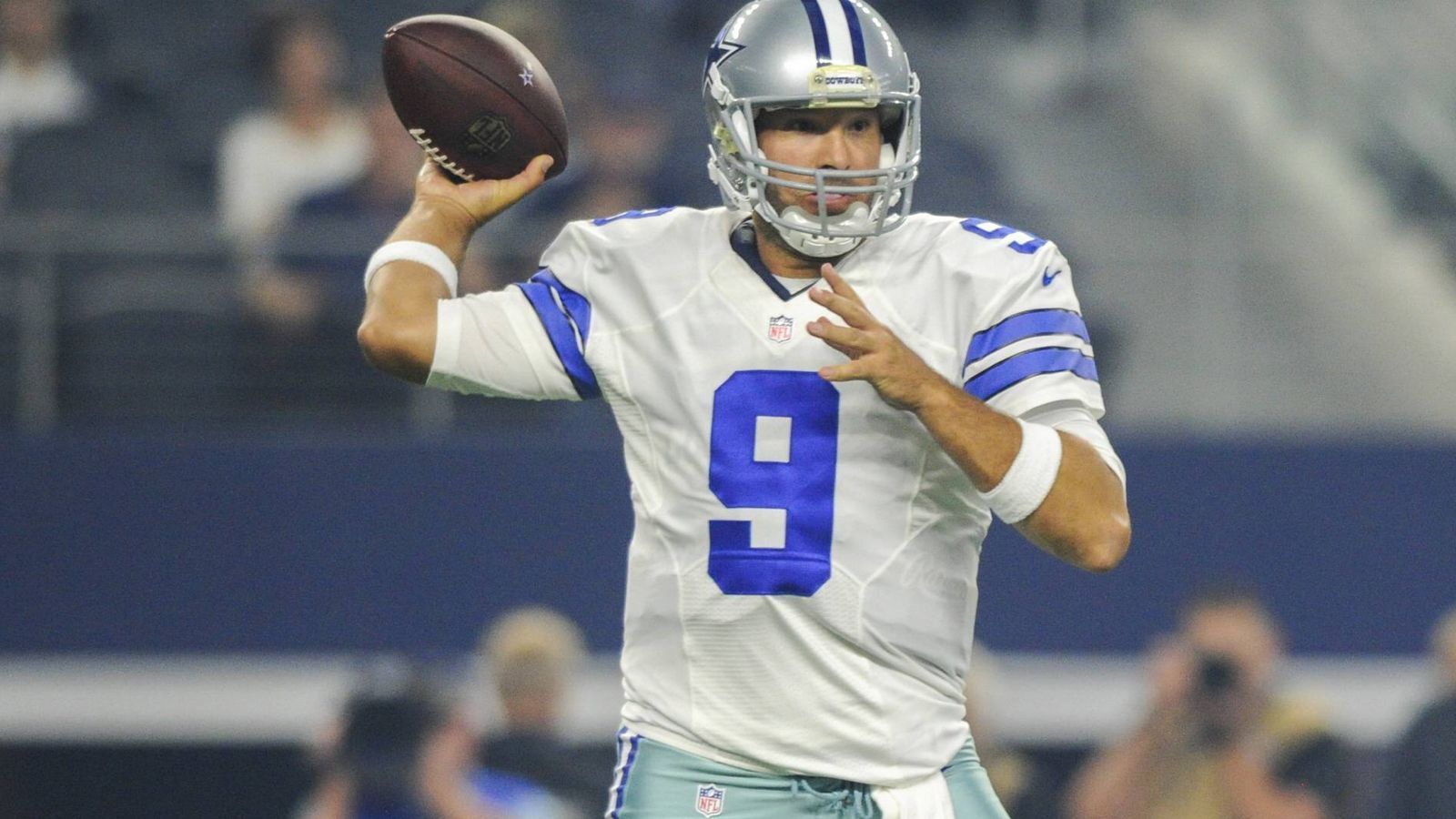 
                <strong>Passing Touchdowns: Tony Romo/Matthew Stafford</strong><br>
                1. Matthew Stafford (seit 2009, Detroit Lions, Los Angeles Rams) 18 Passing Touchdowns -1. Tony Romo (im Bild, 2003 - 2016, Dallas Cowboys) 18 -3. Bobby Lane (1948 - 1962, Chicago Bears, New York Bulldogs, Detroit Lions, Pittsburgh Steelers) 14 -3. Danny White (1976 - 1988, Dallas Cowboys) 14
              