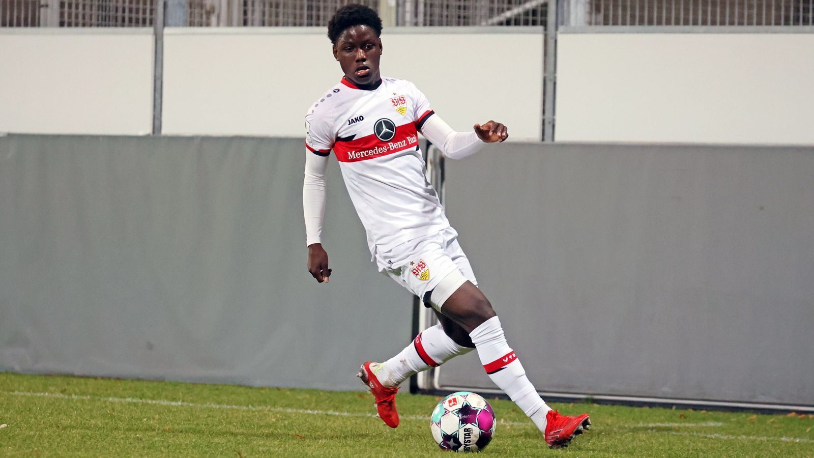 
                <strong>Moussa Cisse (VfB Stuttgart)</strong><br>
                Geboren im Pariser Stadtteil Saint-Denis, machte auch Moussa Cisse den Weg über den PSG-Nachwuchs nach Deutschland. Der französisch-malische Linksverteidiger schloss sich im Sommer 2021 dem VfB Stuttgart an, spielte bis dahin für die U19 von Paris St. Germain. Der immer noch 19-Jährige wird derzeit vor allem in Stuttgarts zweiter Mannschaft in der Regionalliga Südwest eingesetzt und dort auf die Herausforderung Bundesliga vorbereitet. Für den Durchbruch hat Cisse wohl auch noch etwas Zeit, denn sein Vertrag läuft noch bis 2025. In der Vorsaison holte das Talent mit dem VfB-Nachwuchs seinen ersten Titel, gewann mit der A-Jugend den DFB-Pokal. 
              