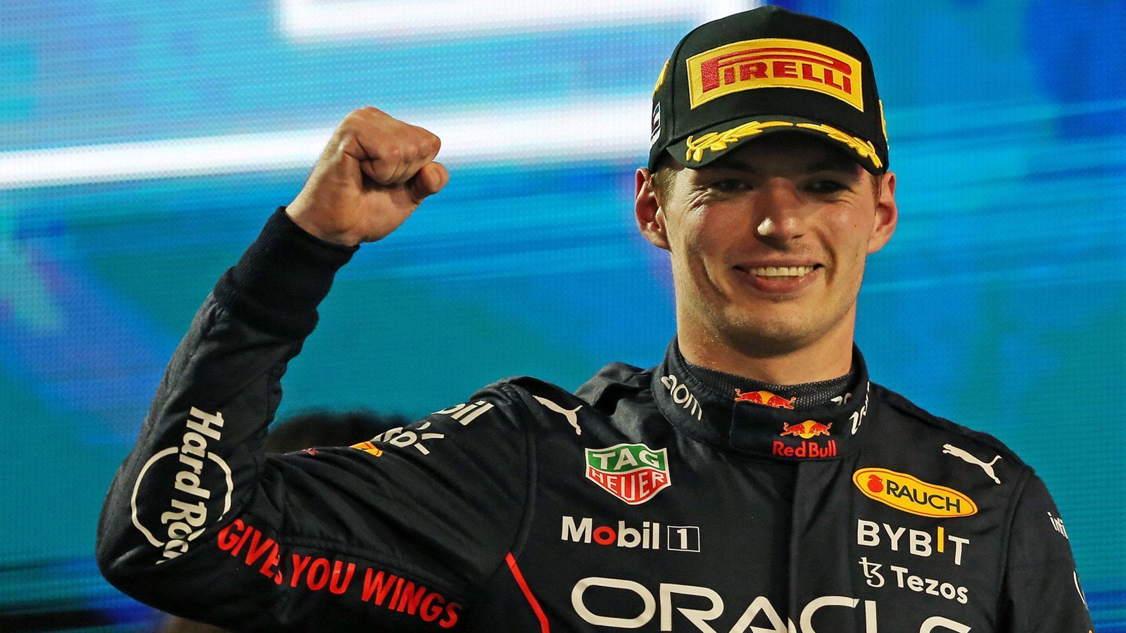 
                <strong>Gewinner: Max Verstappen und Red Bull</strong><br>
                Max Verstappen und Red Bull haben die Saison 2022 dominiert. Mit 15 Siegen in einem Jahr stellte der Niederländer einen neuen Rekord auf. Nachdem der Niederländer in zwei der ersten drei Rennen ausgefallen war, zog er nahezu konkurrenzlos davon. Der Red Bull war nicht nur schnell, sondern auch verlässlich. Der Doppel-Weltmeister bekam von seinem Team einen Wagen gestellt, der nach dem dritten Saisonrennen nie mehr ausfiel.
              