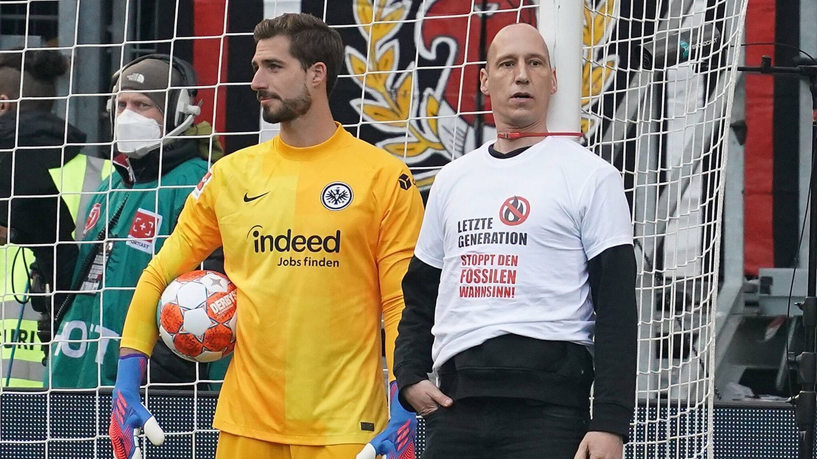 
                <strong>Protest von Umwelt-Aktivisten in Frankfurt</strong><br>
                Zwei Umwelt-Aktivisten haben sich aus Protest während der Bundesliga-Partie zwischen Eintracht Frankfurt und Freiburg an die Pfosten der Tore im Deutsche Bank Park gebunden und damit für eine Spielunterbrechung gesorgt.
              