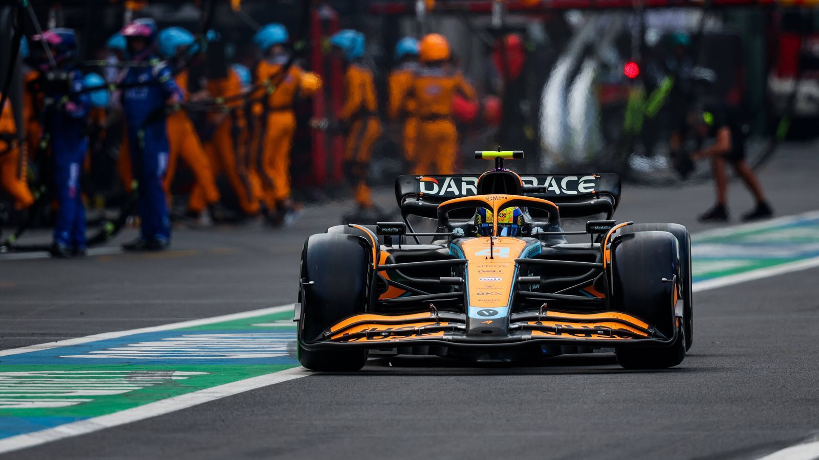 
                <strong>Gewinner: McLaren</strong><br>
                McLaren profitierte vor allem vom Versagen anderer. Durch den Ausfall von Fernando Alonso rückte Lando Norris noch in die Punkteränge. Außerdem konnte Esteban Ocon nicht innerhalb von zehn Sekunden hinter Daniel Ricciardo bleiben, wodurch er aufgrund dessen Zeitstrafe letztlich vor dem Australier gelandet wäre. Ein großer Schritt für das britische Team im Kampf um Platz vier der Konstrukteurswertung, das damit Anschluss an Alpine hält und nur noch sieben Punkte Rückstand hat.
              