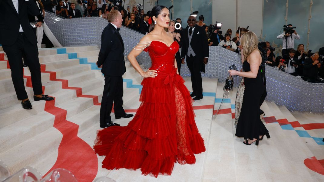 Salma Hayek in ihrer traumhaften roten Robe bei der Met Gala 2023