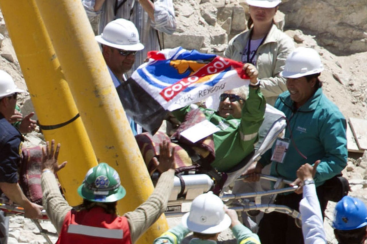 August 2010 - Atacama Wüste (Chile): Im Kupfer- und Goldbergwerk San José werden 33 Kumpel durch einen Bergschlag verschüttet. Es dauert über 2 Wochen bis Rettungskräfte die Männer in einer Tiefe von 700 Metern erreichen. Erst nach 69 Tagen können sie gerettet werden.