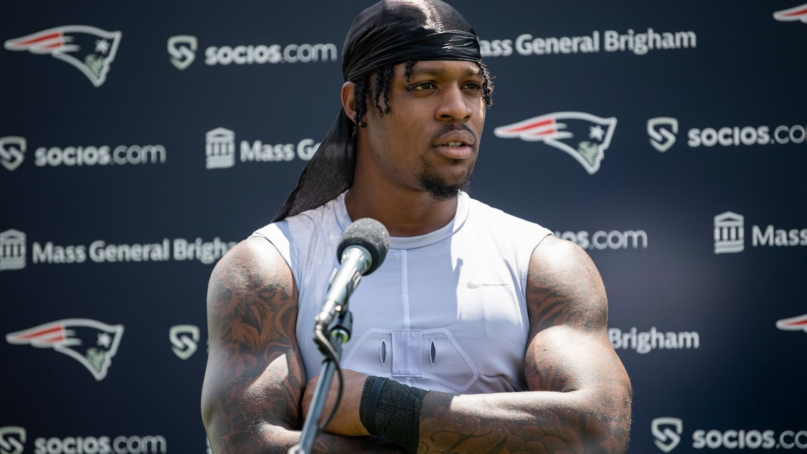 
                <strong>N’Keal Harry (Wide Receiver, New England Patriots)</strong><br>
                Es ist eine vertrackte Situation für die New England Patriots und ihren Erstrunden-Pick im Draft 2019, N'Keal Harry. Der Wide Receiver konnte bislang die Erwartungen nicht erfüllen und bat vor der Preseason öffentlich um einen Trade. Dann kamen das Training Camp, eine Aussprache mit Head Coach Bill Belichick und gute Trainingseindrücke, die Harry hinterließ. Doch eine Schulterverletzung aus dem Preseason-Spiel gegen die Eagles setzt ihn nun voraussichtlich vier Wochen außer Gefecht. Ein Trade rückt so in weite Ferne. Trotzdem könnte die Verletzung Harrys Chance auf einen Kaderplatz sogar erhöhen: Die Pats könnten ihn auf die IR List setzen, sodass Harry zunächst keinen Spot im 53-Mann-Roster einnimmt, um ihn in Woche 4 der Regular Season wieder zurückzuholen. Doch angesichts des Trade-Wunsches von Harry ist ein Cut "in beiderseitigem Einvernehmen" über den Status als Waived/Injured ebenfalls eine Option - vielleicht sogar die fairste dem abwanderungswilligen Harry gegenüber.
              