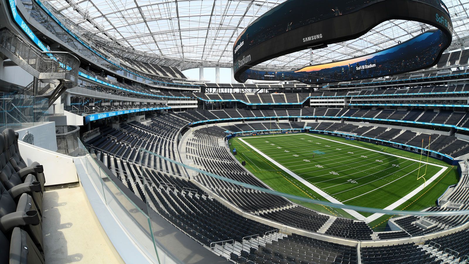 
                <strong>Mehr als 100.000 Sitzplätze</strong><br>
                Das im Spätsommer 2020 in Inglewood nahe Los Angeles eröffnete SoFi Stadium bietet im Normalfall 70.270 Zuschauern Platz. Für Events wie den Super Bowl geht aber noch mehr: 100.240 Zuschauer können dabei sein, wenn die Rams die Cincinnati Bengals fordern. Weitere Highlights stehen ebenfalls in den Startlöchern: 2023 kommt die WWE mit Wrestlemania 39, auch die Olympischen Sommerspiele 2028 finden hier statt.
              