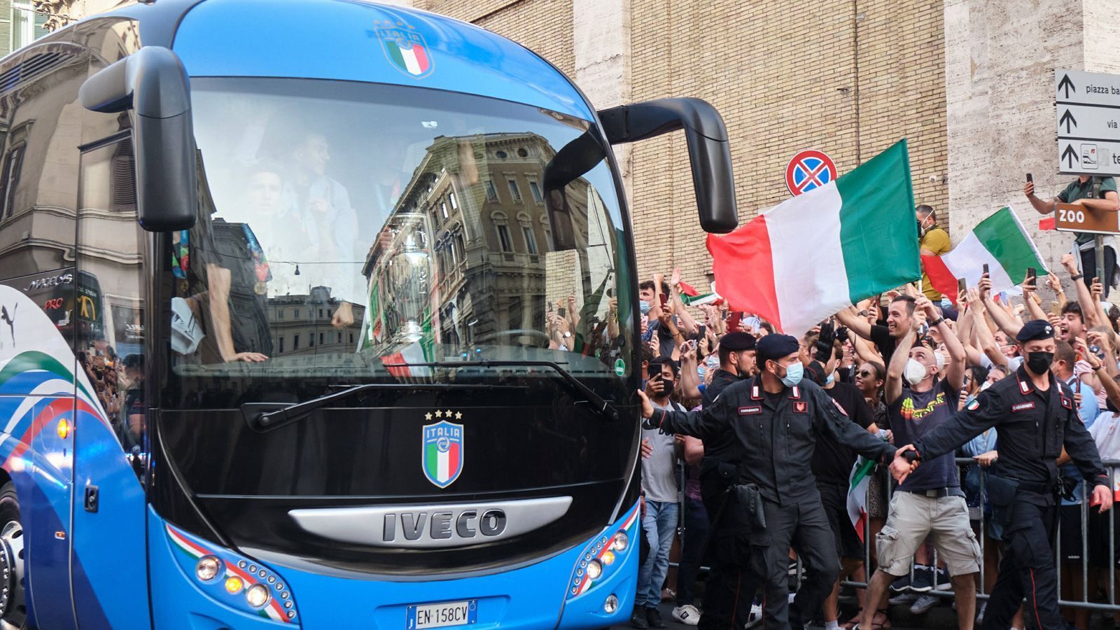 
                <strong>Mit dem Bus durch die Stadt</strong><br>
                Tausende Italienerinnen und Italiener stehen an den Straßenrändern, um die Mannschaft zu empfangen.
              