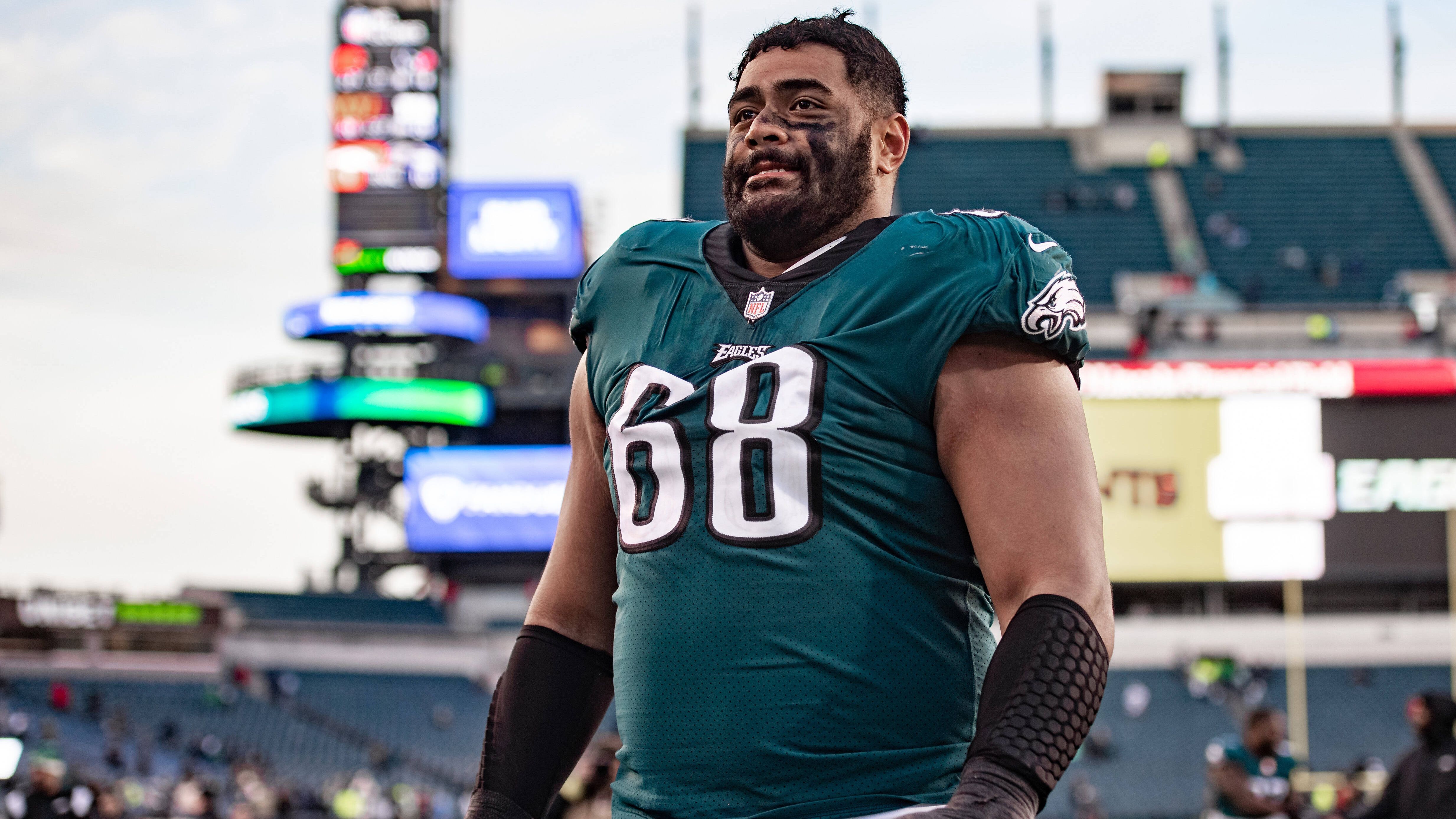 
                <strong>Platz 5: Jordan Mailata - Philadelphia Eagles</strong><br>
                &#x2022; Ranking im vorigen Jahr: nicht in Top 10<br>&#x2022; Statistiken in der Saison 2022: 6 zugelassene Sacks, 83 Prozent Run Block Win Rate<br>
              