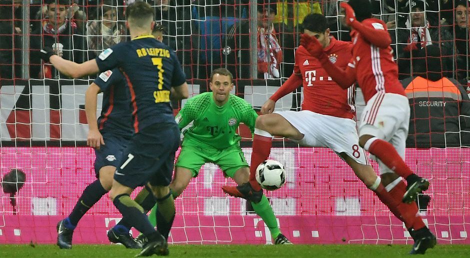 
                <strong>Manuel Neuer</strong><br>
                Manuel Neuer: Als die Kollegen nach einer halben Stunde zum ersten Mal nicht aufpassten, war Neuer zur Stelle. Nach einer Leipziger Ecke entschärfte er einen Kopfball von Orban. Sonst wenig gefordert, fußballerisch löste er alles problemlos. ran-Note: 3+
              