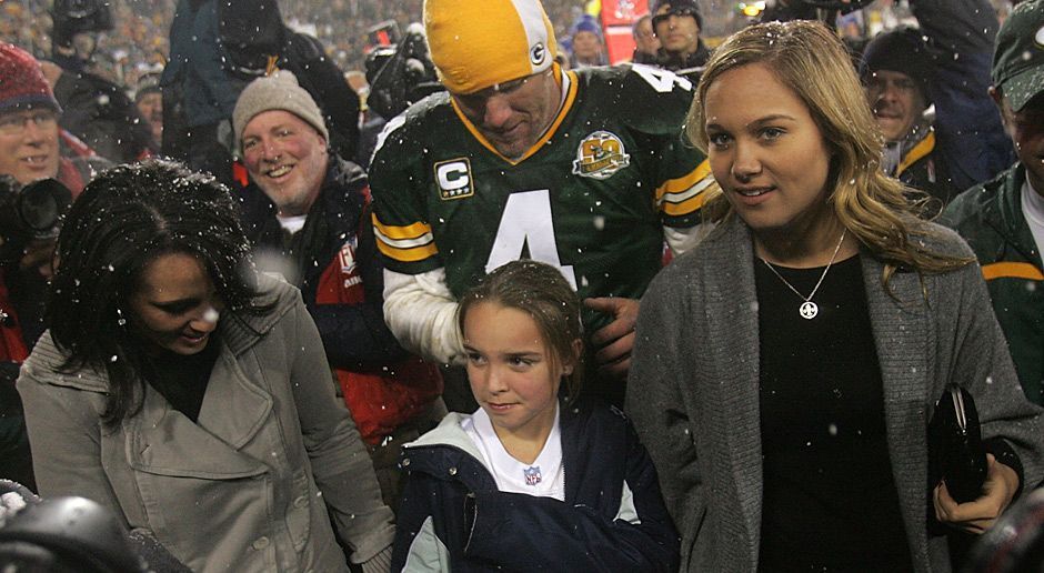 
                <strong>Brett Favre: Familie</strong><br>
                Favre mit seiner Frau Deanna (l.) und den gemeinsamen Töchtern Brittany (r.) und Breleigh nach einem Packers-Spiel 2008. Brittany machte Favre 2010 zum Großvater, als er für die Minnesota Vikings spielte. Damit war Favre der erste aktive "Grandpa" in der NFL.
              