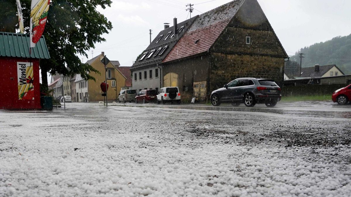 16. Mai 2024: Unwetter mit Hagel bei Süßen im Landkreis Göppingen. Fast ganz Baden-Württemberg muss sich bis Freitagabend (17. Mai) auf heftige Gewitter und ergiebigen Starkregen einstellen. 