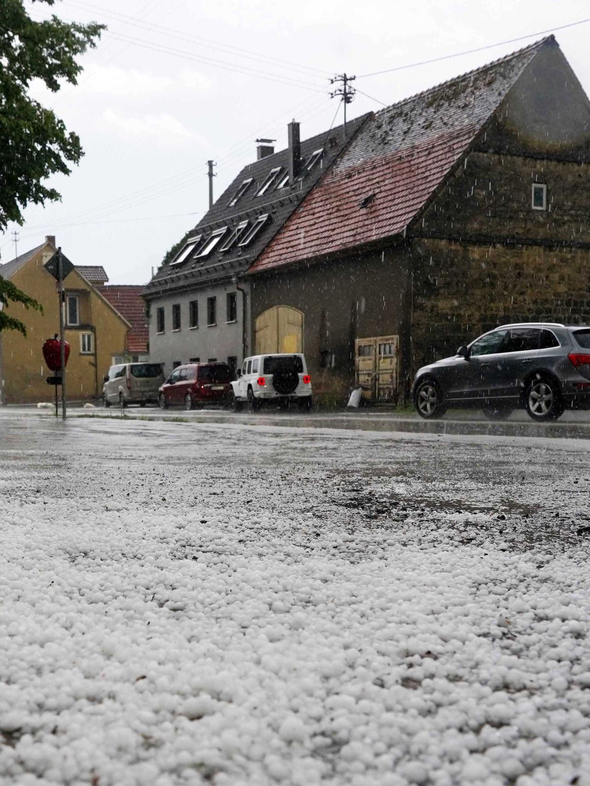 16. Mai 2024: Unwetter mit Hagel bei Süßen im Landkreis Göppingen. Fast ganz Baden-Württemberg muss sich bis Freitagabend (17. Mai) auf heftige Gewitter und ergiebigen Starkregen einstellen. 