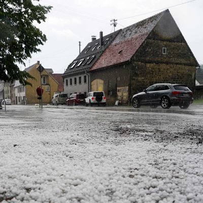 16. Mai 2024: Unwetter mit Hagel bei Süßen im Landkreis Göppingen. Fast ganz Baden-Württemberg muss sich bis Freitagabend (17. Mai) auf heftige Gewitter und ergiebigen Starkregen einstellen. 