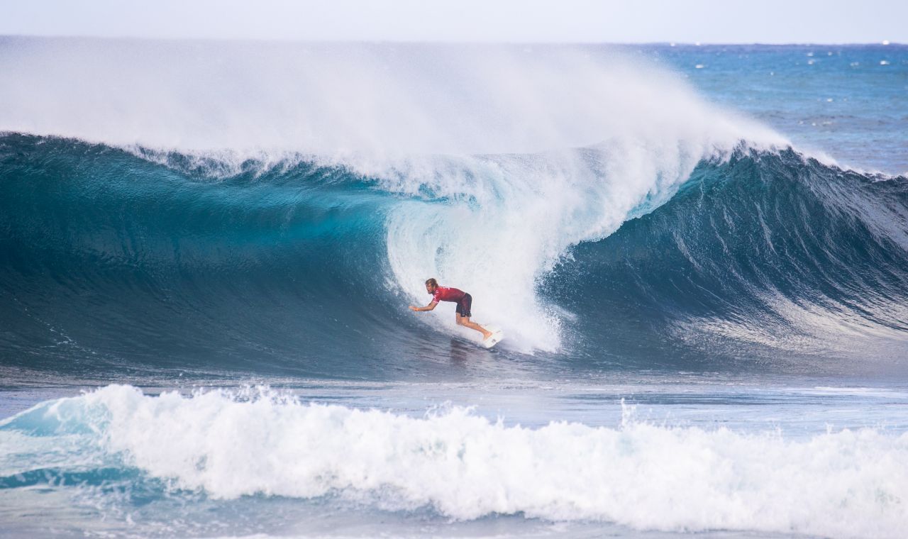 Banzai Pipeline, Hawaii: Es hat einen Grund, warum die "Pipe" an der Nordküste von Oahu "Guillotine" genannt wird. Die steile Welle, die bis zu 6 Meter hoch werden kann, bricht über einem seichten, messerscharfen, zerklüfteten Riff. Immer wieder kommt es vor, dass Surfer:innen nach einem Sturz am Riff aufgeschlitzt werden, Knochenbrüche erleiden oder in den Gesteins-Spalten hängenbleiben und ertrinken. Der 2-fache WSL-Weltmei