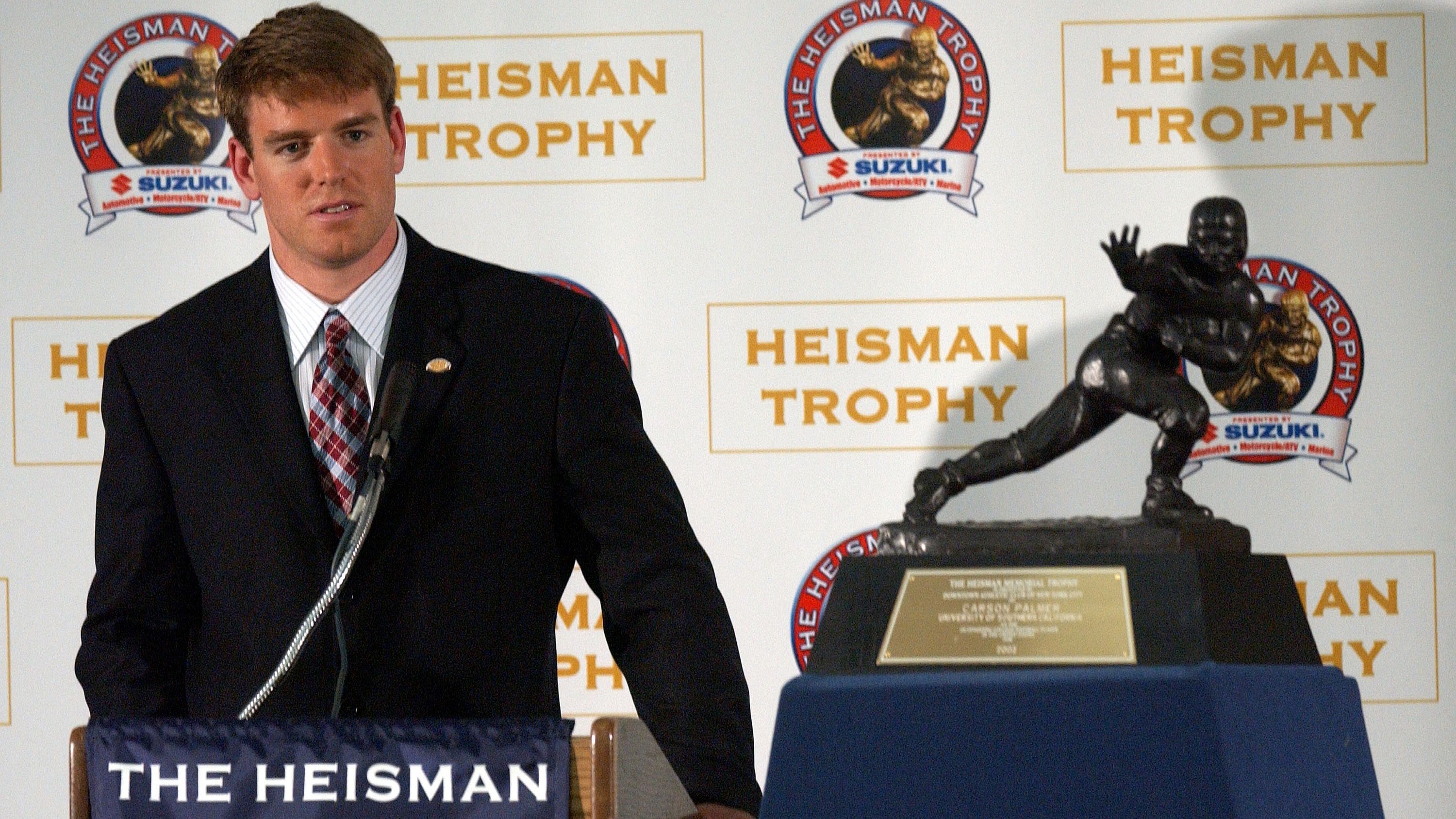
                <strong>Carson Palmer gewinnt die Heisman Trophy</strong><br>
                Mittlerweile hat er seine Karriere beendet - 2002 war er wohl das größte Football-Talent der Welt. Quarterback Carson Palmer gewann dank starker Leistungen für die USC Trojans die Heisman Trophy und wurde beim Draft 2003 an erster Stelle von den Cincinnati Bengals ausgewählt. Ein Schicksal, das 18 Jahre später wohl auch Joe Burrow ereilen wird. Palmer hielt sich anschließend 14 Jahre in der NFL und spielte noch für die Raiders und Cardinals. Er beendete die Karriere 2017 nach 46.247 geworfenen Passing-Yards und 294 Touchdowns bei 187 Interceptions. 
              