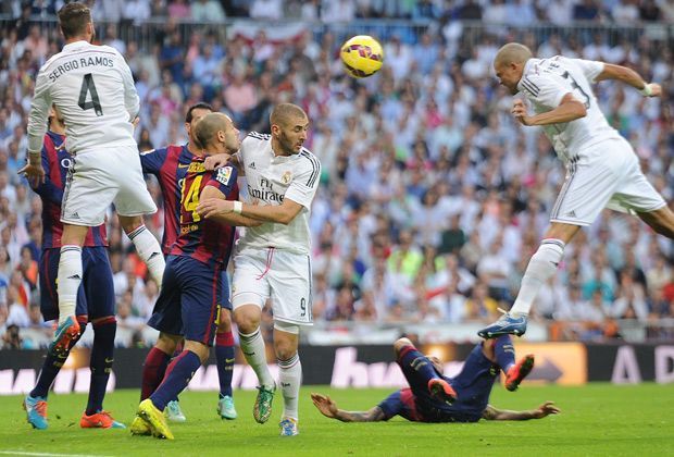 
                <strong>Real Madrid vs. FC Barcelona</strong><br>
                Für Real startet die zweite Hälfte perfekt. Fünf Minuten sind gespielt, als Toni Kroos eine Ecke von der rechten Seite schlägt und Pepe (r.) ungehindert zur 2:1-Führung einköpft.
              