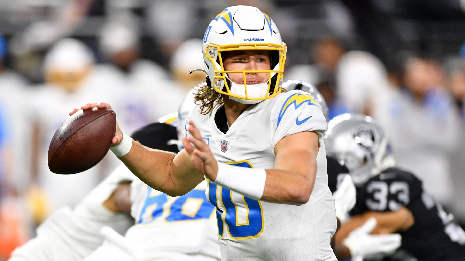 
                <strong>Platz 7: Justin Herbert </strong><br>
                Team: Los Angeles ChargersOverall Rating: 88Key Stats: Awareness: 87 - Throwing Power: 96 - Throwing Accuracy: 91 (short), 86 (medium), 90 (deep)
              