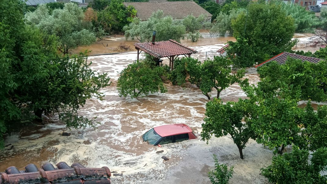 05.09.2023, Griechenland, Pilion: Ein Auto steht im Hochwasser im Dorf Milina in der Region Thessalien. 