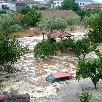 05.09.2023, Griechenland, Pilion: Ein Auto steht im Hochwasser im Dorf Milina in der Region Thessalien. 