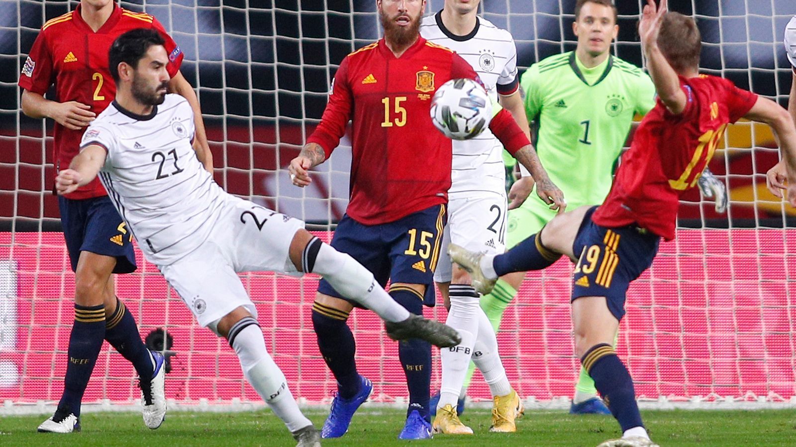 
                <strong>Ilkay Gündogan</strong><br>
                Der ManCity-Star hat schon nach fünf Minuten Glück, dass sein Foul an Olmo fälschlicherweise außerhalb des Strafraums verlegt wird. Lässt beim 0:3 Gegenspieler und Torschütze Rodri ziehen und einköpfen und kann als Verbindungsspieler zwischen Abwehr und Mittelfeld die massiven Räume für Spanien nicht unterbinden. ran.de-Note: 6
              