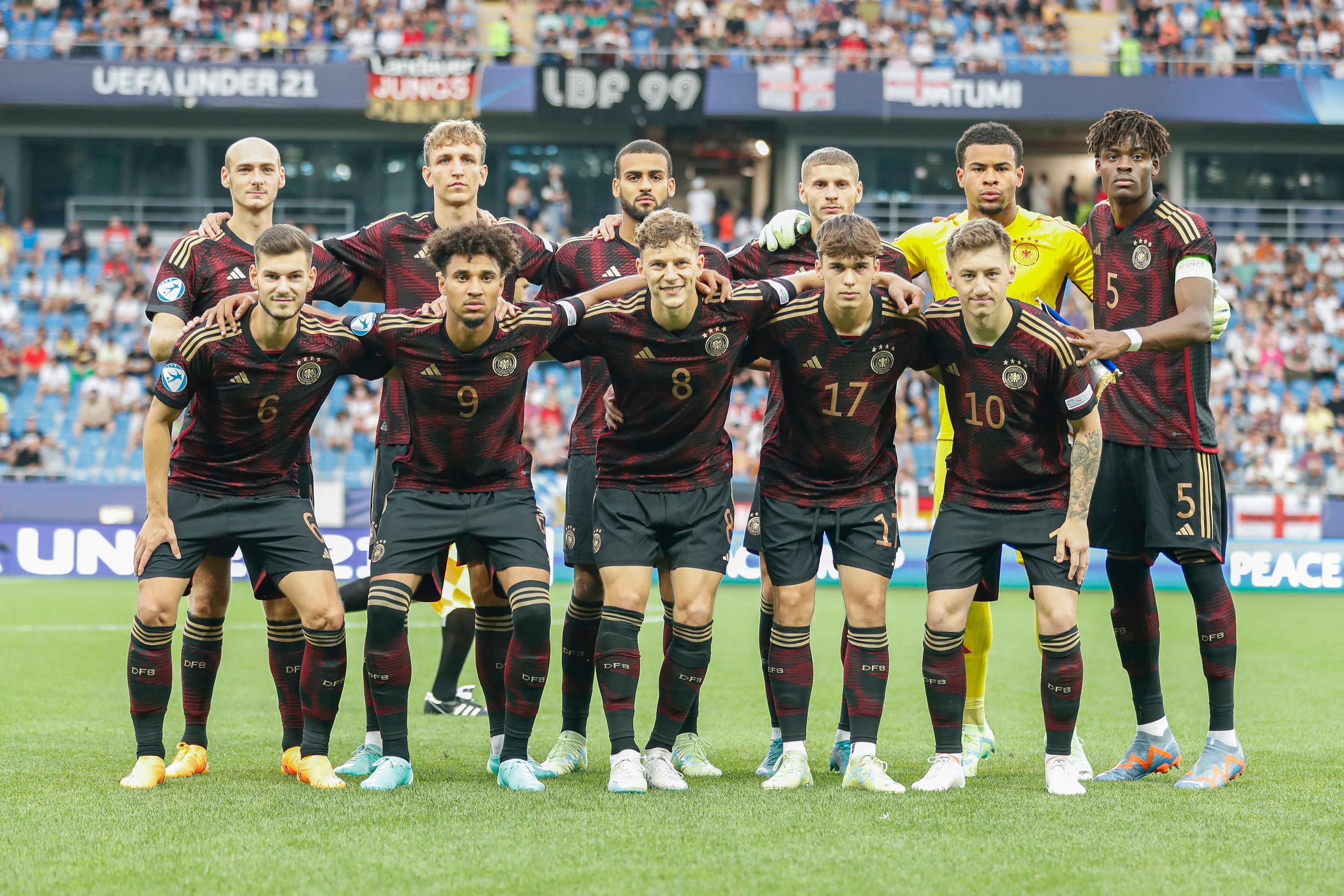 
                <strong>U21-EM: Die Noten der DFB-Spieler gegen England</strong><br>
                Mit dem beschworenen Wunder gegen England und dem erhofften Einzug ins EM-Viertelfinale wurde es für die deutschen U21-Kicker nichts. Im Gegenteil: Das 0:2 gegen die "Young Three Lions" glich einer Lehrstunde - und einem Debakel. ran hat die Noten des DFB-Teams nach der hochverdienten Niederlage.
              