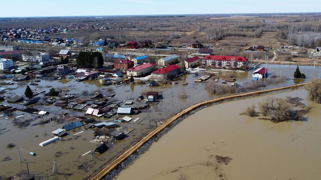 Russland, Ishim: Luftaufnahme eines überschwemmten Gebiets. Die Hochwassersituation in der russischen Region Tjumen bleibt angespannt, da der Wasserstand des Flusses Ischim 10,5 Meter überschritten hat.