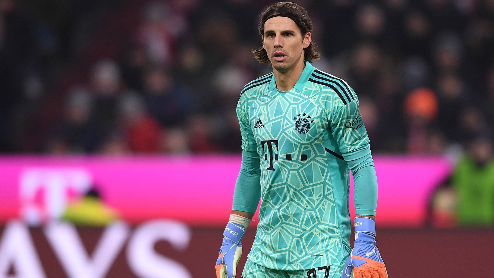 
                <strong>Yann Sommer (2022/23 von Borussia Mönchengladbach)</strong><br>
                Wurde nach langen Verhandlungen mit Borussia Mönchengladbach als Ersatz für Manuel Neuer verpflichtet. Für den Schweizer mussten die Münchener rund acht Millionen Euro (plus möglichen Boni) auf den Tisch legen. Unterschrieb einen Vertrag bis Sommer 2024, dürfte den Verein dem Vernehmen nach im Sommer 2023 aber verlassen, wenn Neuer wieder voll genesen sein sollte.
              