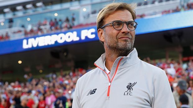 
                <strong>Jürgen Klopp (FC Liverpool)</strong><br>
                Jürgen Klopp ist der einzige Deutsche unter den Nominierten bei der Wahl zum FIFA Trainer des Jahres 2016. Der ehemalige BVB-Coach trainiert seit Herbst 2015 den FC Liverpool und führte die Reds in seiner ersten Saison zu einem achten Platz in der Premier League und zwei Finalteilnahmen in Pokalwettbewerben. Sowohl im englischen League Cup (1:3 gegen Manchester City) als auch in der Europa League (1:3 gegen den FC Sevilla) zogen Klopp und der FC Liverpool allerdings den Kürzeren.
              