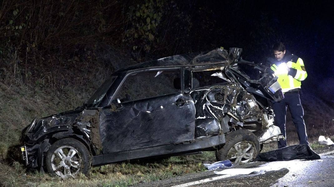 Wegen Glätte ist ein Auto in Tauberbischofsheim von der Fahrbahn abgekommen und eine Böschung hinab gestürzt. Ein 19-Jähriger ist noch vor Ort gestorben. 