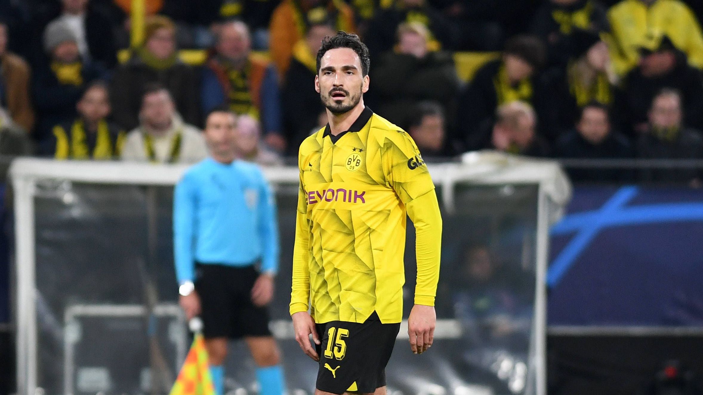 <strong>Mats Hummels</strong><br>In der Liga zuletzt sieben Mal in Folge nur Ersatz. Rückt durch die Sperre von Schlotterbeck in die Anfangsformation. Seine zuletzt schwierige Situation stachelt ihn offenbar an, er ist bis auf ein paar kleine Ausnahmen immer auf der Höhe, dazu mit schönen, öffnenden Bällen in die Spitze. Bleibt in der Defensive ein wichtiger Faktor. <em><strong>ran</strong></em>-Note: 2