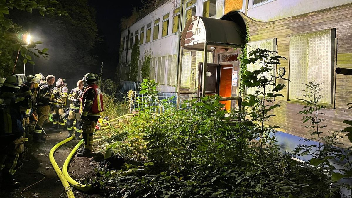 Teenager sitzen bei Brand in leerstehendem Schwimmbad fest