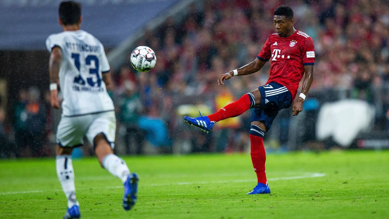 
                <strong>David Alaba (FC Bayern München)</strong><br>
                Der Linksverteidiger versucht Druck nach vorne zu machen, was ihm nicht immer gelingt. Die Hereingaben finden fast nie ihr Ziel, damit ist er offensiv quasi wirklungslos, auch wenn das Spielverständnis zwischen ihm und Ribery nach wie vor eine Augenweide ist. Defensiv ohne größere Probleme. ran-Note: 3
              