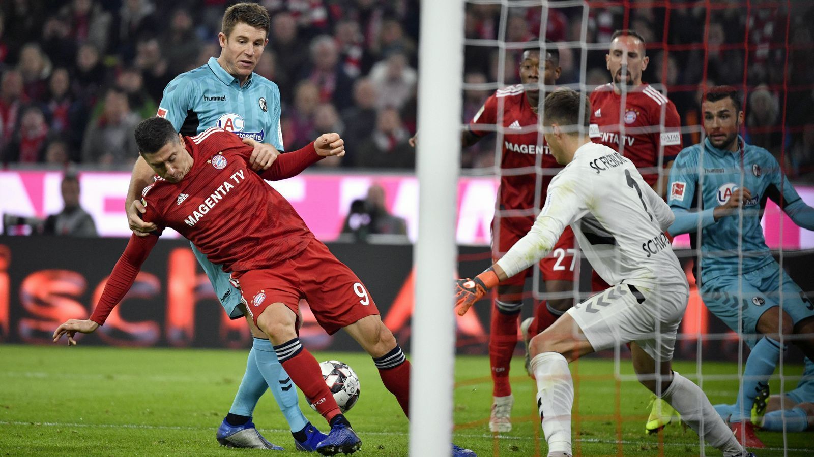 
                <strong>FC Bayern vs. SC Freiburg: Die FCB-Stars in der Einzelkritik</strong><br>
                Nächster Dämpfer für den FC Bayern München. Das Team von Coach Niko Kovac musste sich zu Hause gegen den SC Freiburg mit einem 1:1 zufrieden geben. ran.de hat die Leistung der Bayern-Stars bewertet.
              