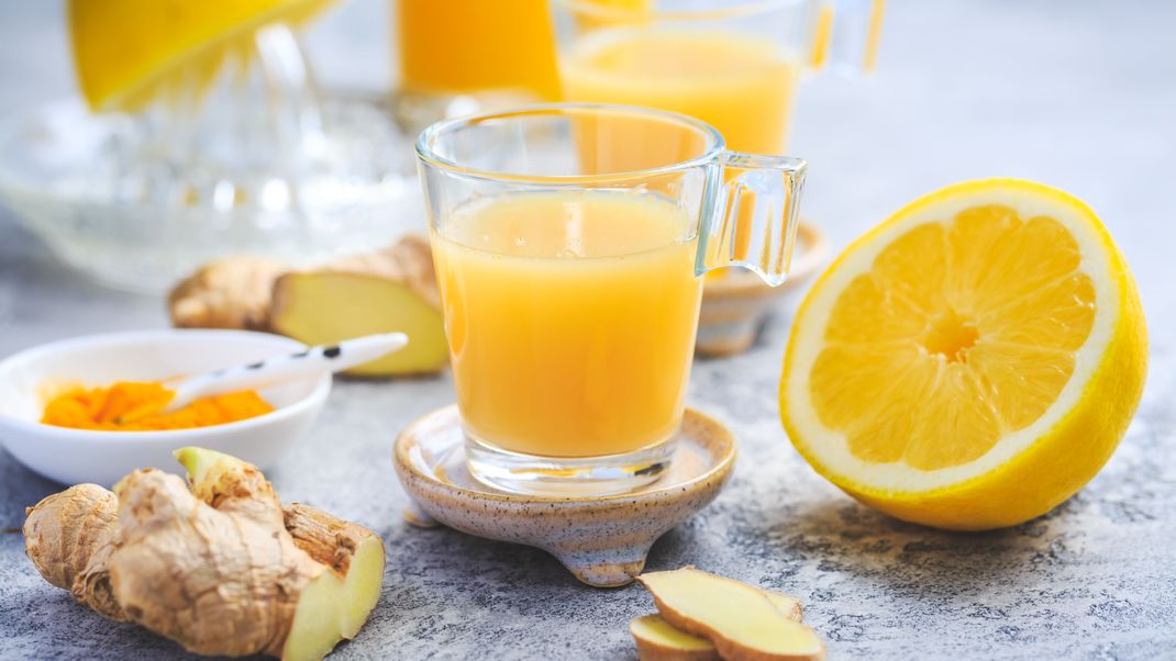 Gilt als Immunbooster: Ingwer Shot. Wie du ihn ganz einfach selbst herstellen kannst, zeigen wir im Rezept!