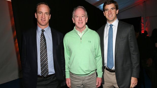 
                <strong>Peyton, Archie und Eli Manning</strong><br>
                Familie Manning: Die wohl berühmteste NFL- und auch Quarterback-Familie hört auf den Namen Manning. Peyton (li.) und Eli (re.) folgen ihrem Vater Archie. Im Gegensatz zu seinen beiden Söhnen, die jeweils zwei Mal den Super Bowl gewonnen haben, bleibt der Senior in seinen 14 NFL-Jahren titellos. Am Vatertag zeigt euch ran.de weitere Vater-Sohn-Gespanne in der NFL.
              