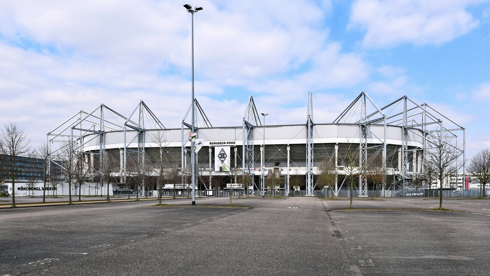 
                <strong>Gladbach übernachtet beim Borussia Park</strong><br>
                Mögen die Regeln klar definiert sein, so sind die Vereine zumindest bei der Auswahl des Hotels frei. Hier wählten die Bundesligisten unterschiedliche Herangehensweisen. Borussia Mönchengladbach übernachtet beispielsweise in einem Hotel, welches sich in der unmittelbaren Umgebung des Borussia Parks befindet. Bedeutet: Die Mannschaft kann in der gewohnten Umgebung trainieren.
              