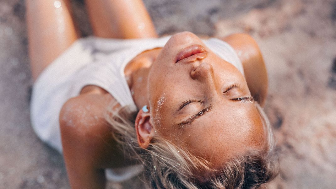 Ein bisschen Bronzer sorgt für eine wie von der Sonne geküsste Haut - das ganze Jahr über