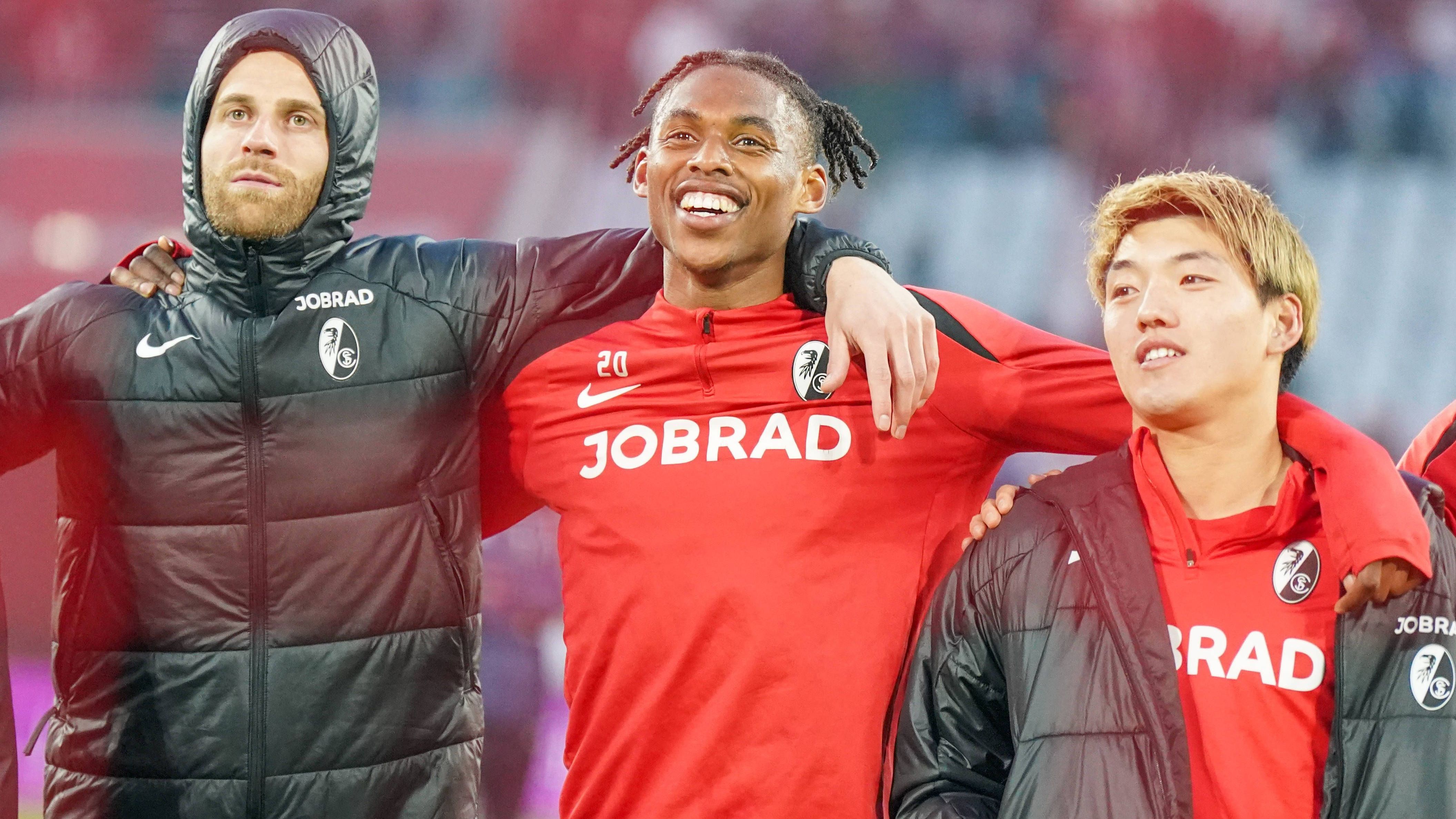 <strong>Ritsu Doan (SC Freiburg)</strong><br>Auf der Suche nach einem neuen Rechtsaußen könnte Eintracht Frankfurt offenbar im Breisgau fündig werden. Laut Informationen der "Sport Bild" steht Ritsu Doan (rechts) vom SC Freiburg auf der Liste der SGE. Der 26-jährige Japaner hat einen Marktwert von 22 Millionen Euro. Neben Doan sollen auch Dilane Bakwa (RC Straßbourg) und Nicolas Kühn (Celtic Glasgow) Kandidaten sein.