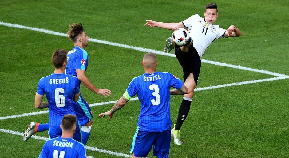 
                <strong>Die 10 emotionalsten deutschen EM-Momente</strong><br>
                Dort ging es gegen die Slowakei, gegen die Julian Draxler das Spiel seines Turniers machte. Auf der Außenbahn initiierte der Wolfsburg mehrere Chancen, bereitet das 2:0 durch Gomez vor und besorgte den 3:0-Endstand artistisch.
              