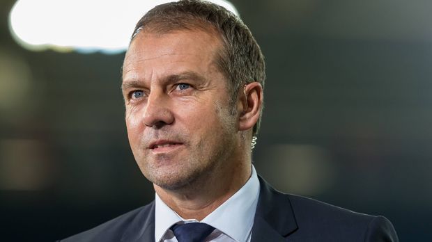 
                <strong>Hansi Flick (2003)</strong><br>
                Er zählte zu den Besten 2003. Zunächst Co unter Joachim Löw, wurde dann als Weltmeister 2014 DFB-Sportdirektor, ehe er Anfang 2017 zurücktrat und Geschäftsführer bei 1899 Hoffenheim wurde. Den Job ist er inzwischen auch wieder los.
              