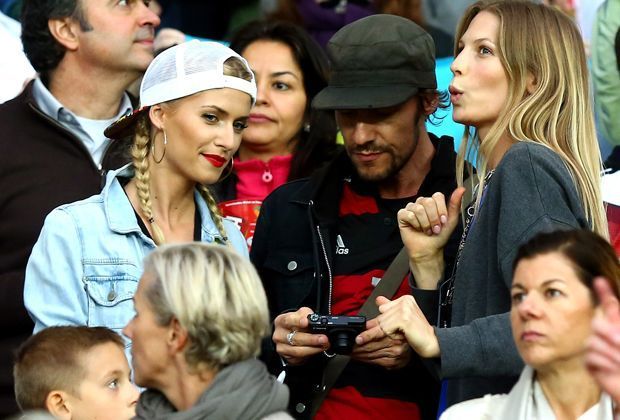 
                <strong>Lena Gercke, Sarah Brandner und Thomas Hayo</strong><br>
                Aber trotzdem hat das Trio viel Spaß auf der Tribüne. 
              