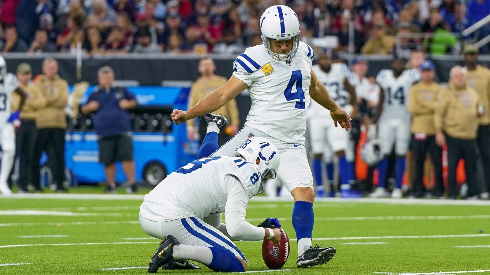 
                <strong>Adam Vinatieri</strong><br>
                Adam Vinatieri gilt als der wohl beste Kicker aller Zeiten und hat die Erfolgsgeschichte der New England Patriots mit geprägt. Vier Mal gewann er den Super Bowl, ist zudem mit 2673 Punkten der All-Time-Scoring-Leader der NFL. Zuletzt stand der 47-Jährige bei den Indianapolis Colts unter Vertrag. Seine College-Zeit verbrachte der treffsichere Schütze an der South Dakota State University. Diese spielte damals noch in der NCAA Division II. Vinatieri wurde im Draft 1996 nicht ausgewählt und empfahl sich erst über die NFL Europe bei den Amsterdam Admirals für die NFL und einen längeren Verbleib bei den Patriots.
              