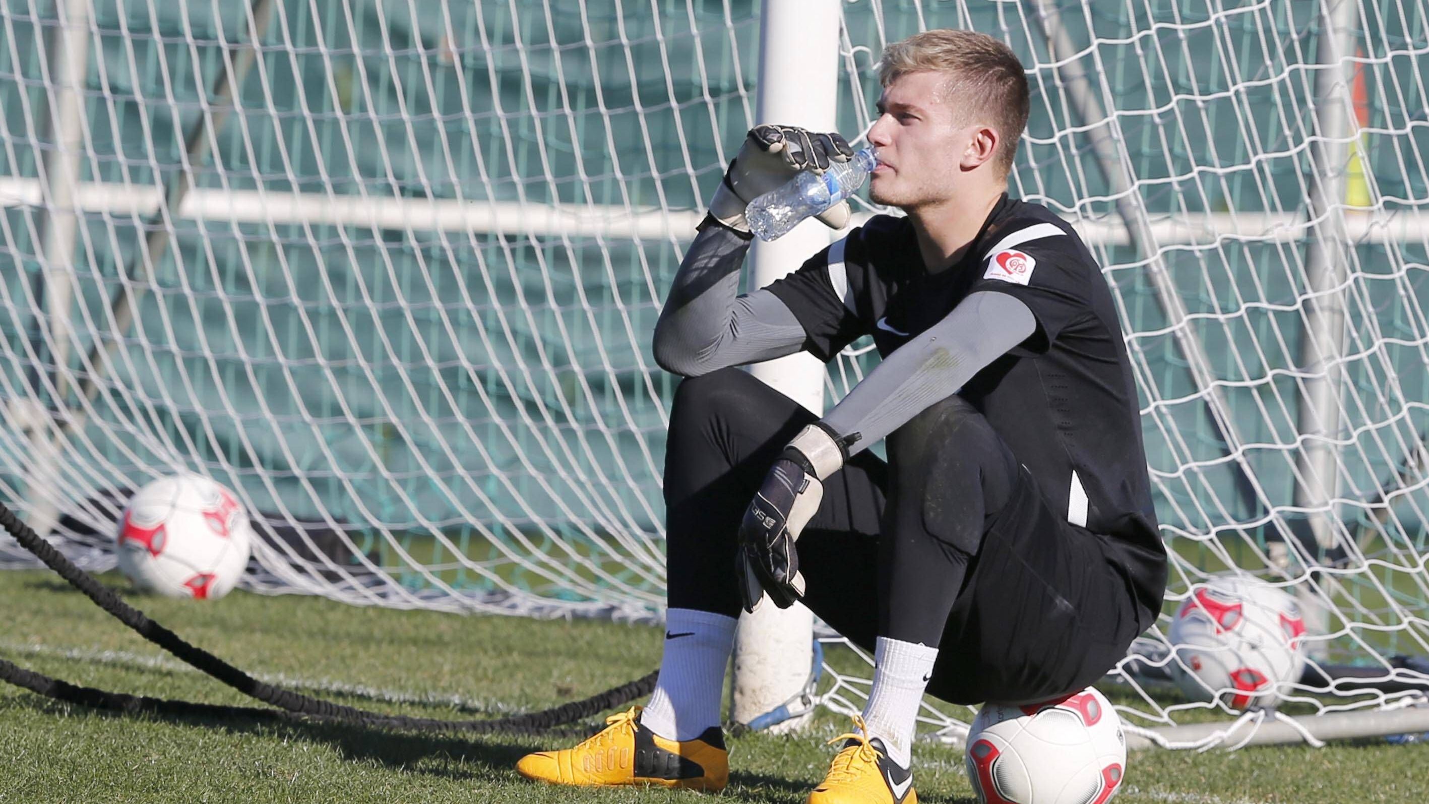 <strong>Loris Karius (1. FSV Mainz 05)</strong><br>Bundesliga-Debüt: 1. Dezember 2012 (19 Jahre)<br>Karius war als Leihgabe von Manchester City hinter Heinz Müller und Christian Wetklo dritter Torhüter. 2012 wurde er fest verpflichtet, wartete aber noch ein Jahr auf sein Debüt. Spielte sich sofort fest und wechselte schließlich zum FC Liverpool. Dort schrieb er ausgerechnet mit Aussetzern im CL-Finale Geschichte.