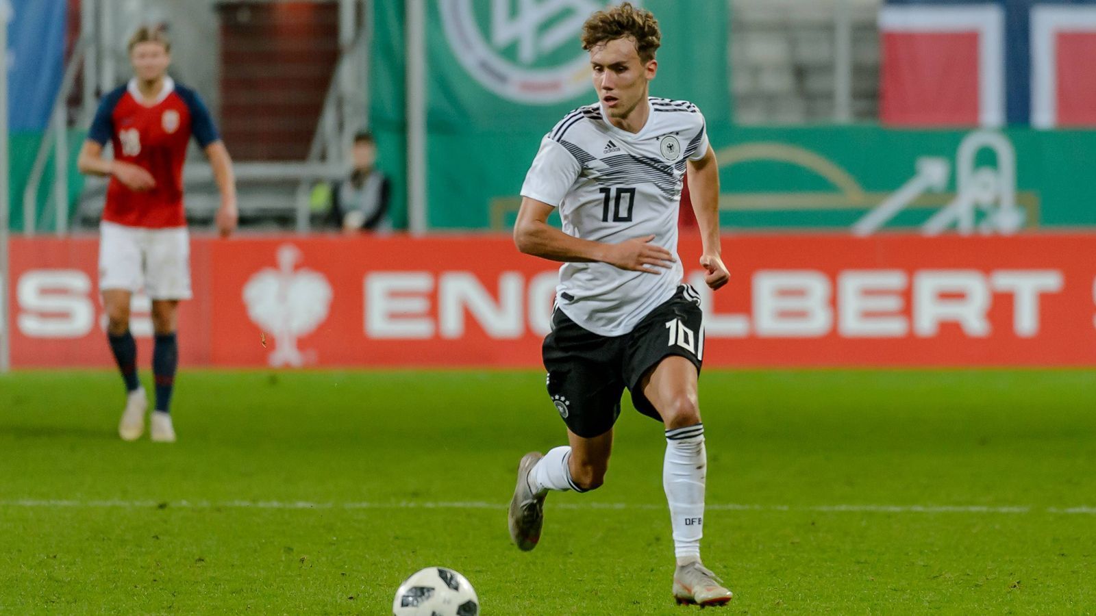 
                <strong>SC Freiburg - 6 Spieler</strong><br>
                U21: Pascal Stenzel, Luca Waldschmidt (Foto)U20: Niclas ThiedeU19: Philipp TreuU17: Noah Atubolu, Lars Kehl 
              