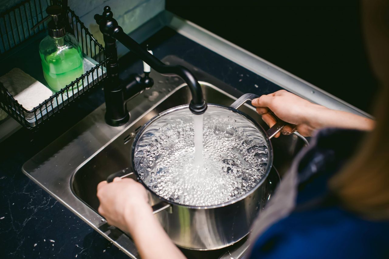 Was schnell hilft: Eine Schale oder ein anderes Gefäß mit Wasser füllen und auf die Heizung stellen.