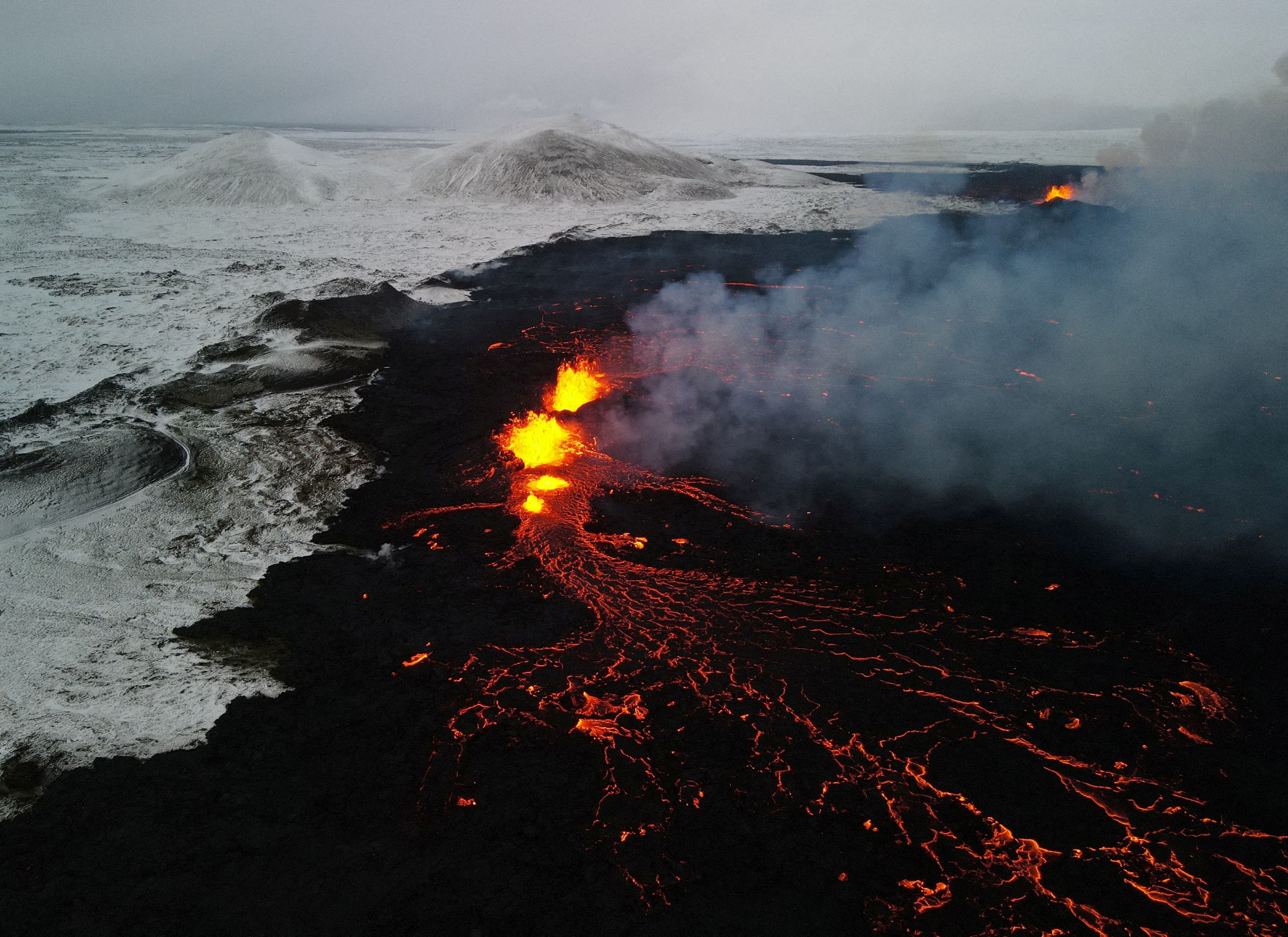 19. Dezember 2023: Eine Drohnenaufnahme zeigt den Vulkanausbruch nahe dem Ort Grindavik auf Island.