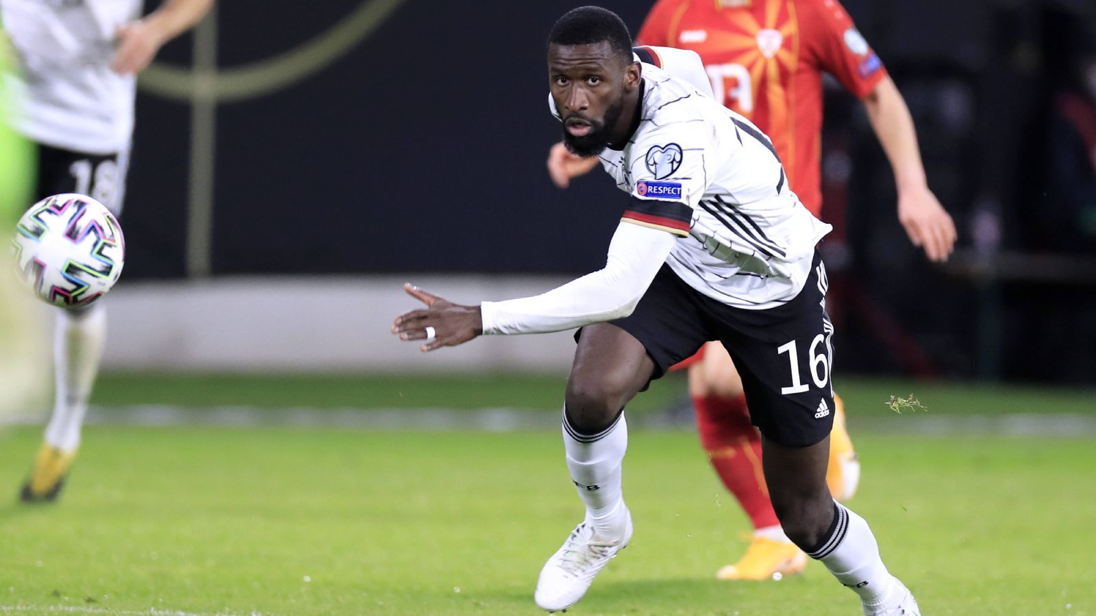 
                <strong>Abwehr: Antonio Rüdiger (FC Chelsea)</strong><br>
                Der formstärkste deutsche Abwehrspieler dürfte derzeit Antonio Rüdiger sein. Im Winter noch ausgebootet, ist er mittlerweile unter Thomas Tuchel beim FC Chelsea Abwehrchef der besten Abwehr Europas. Nur sensationelle fünf Gegentore kassierte Chelsea seit der Übernahme von Thomas Tuchel in 19 Spielen mit Rüdiger auf dem Platz. Er dürfte in dieser Form sogar einen Stammplatz beim EM-Auftakt sicher haben.
              