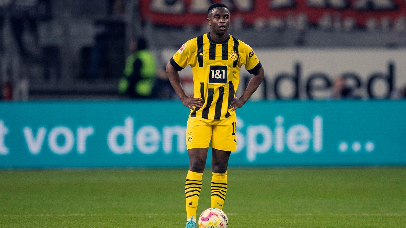 
                <strong>Youssoufa Moukoko (Borussia Dortmund)</strong><br>
                Der BVB-Teenager bleibt in der ersten Halbzeit zunächst recht unauffällig. Direkt nach Wiederbeginn hat Youssoufa Moukoko dann seine beste Szene. Er bereitet das 2:1 für die Dortmunder durch Jude Bellingham stark vor. Nach 61 Minuten ist Moukokos Arbeitstag beendet, Modeste kommt für ihn. ran-Note: 3
              