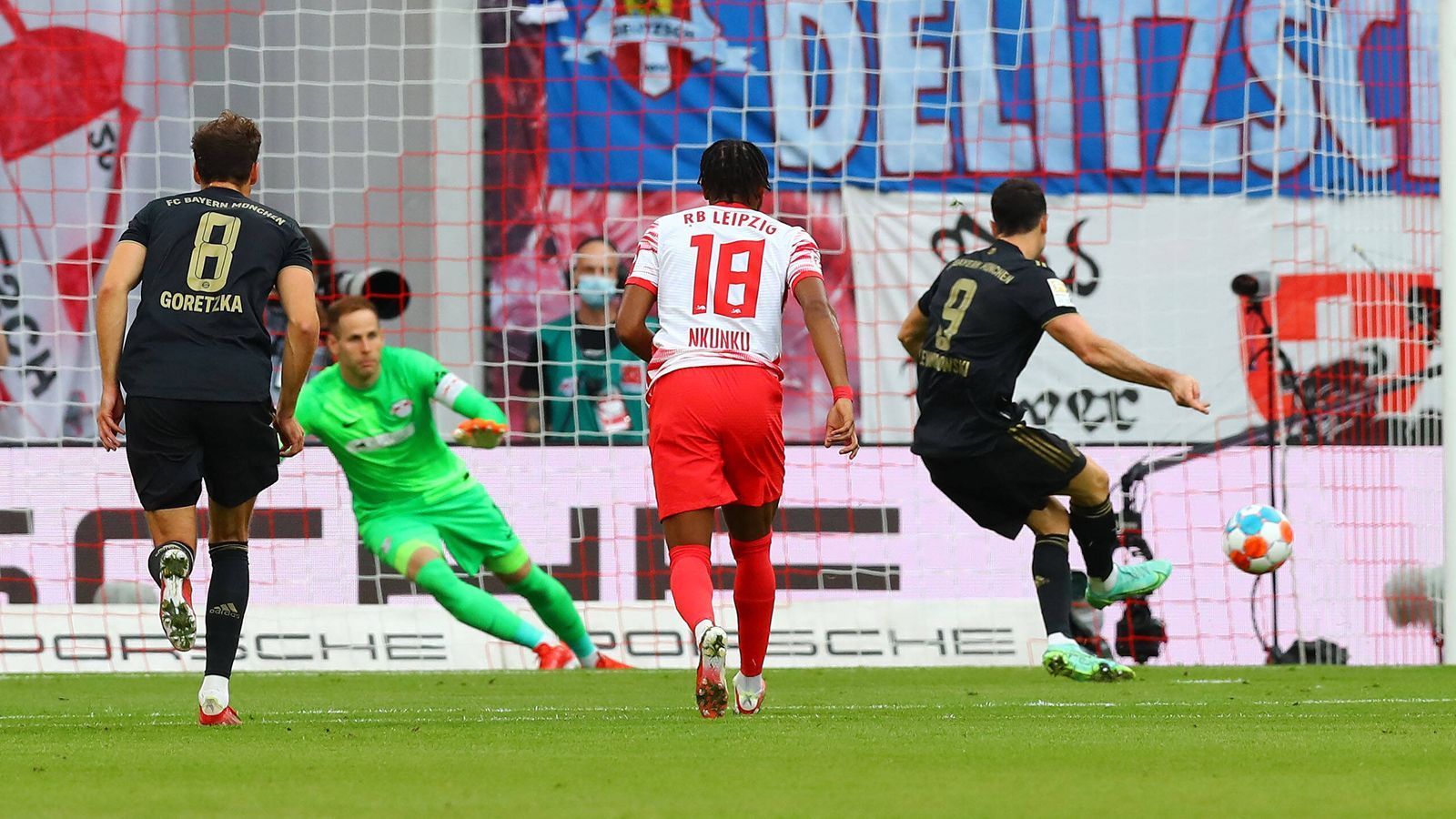 
                <strong>Robert Lewandowski (FC Bayern München)</strong><br>
                Bringt die Münchner nach Handelfmeter früh in Führung (12.). Der Pass auf den völlig freien Gnabry kommt etwas spät und leicht in den Rücken (32.). Spielt Davies vor dem 2:0 gut frei. Hat nach einer knappen Stunde bereits Feierabend (59.).ran-Note: 2
              