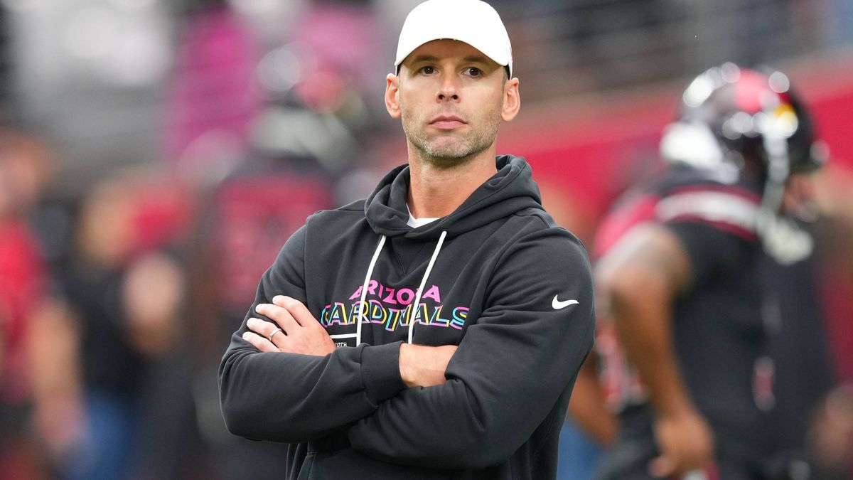 NFL, American Football Herren, USA Tennessee Titans at Arizona Cardinals Oct 5, 2025; Glendale, Arizona, USA; Arizona Cardinals head coach Jonathan Gannon stands on the field before their game agai...